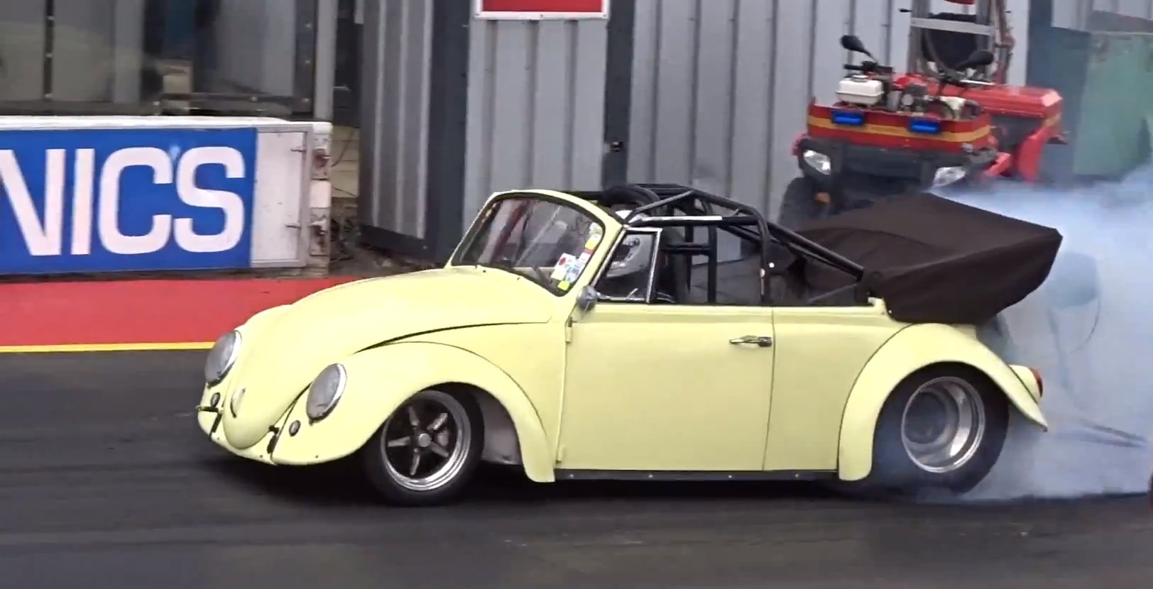 Video VW Beetle Cabrio Ini Catatkan Waktu 88 Detik Di Trek 402 M