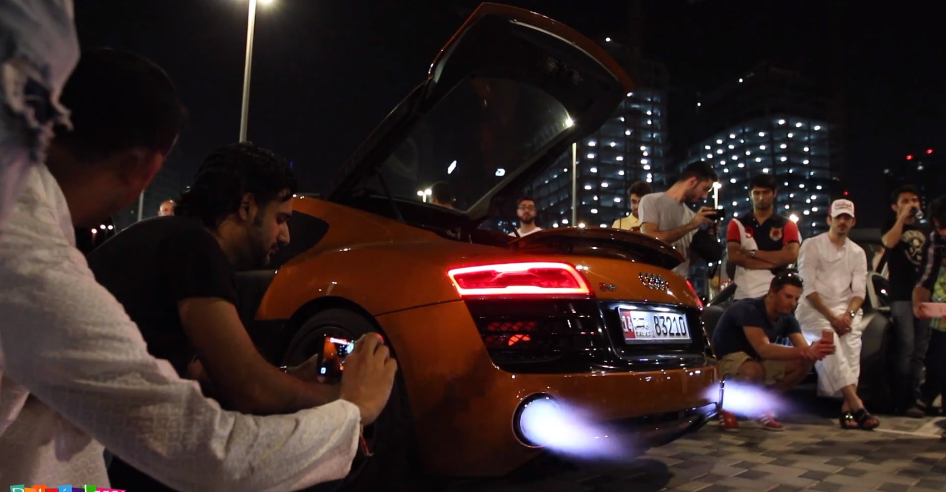 2014-audi-r8-spits-exhaust-flames-for-an-amazing-2-minutes-video-88304_1.jpg