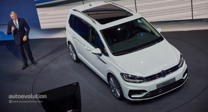 2016 Volkswagen Touran Debuts Class-Leading MPV Technologies in Geneva - Live Photos