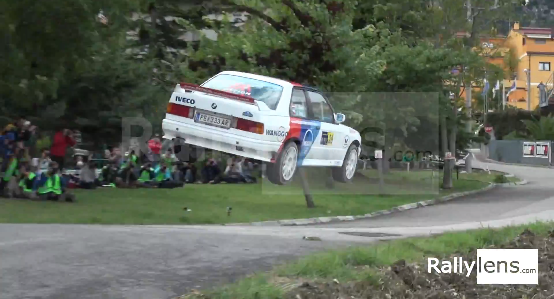 bmw-e30-m3-crashes-into-a-fence-during-rally-video-69405_1.png