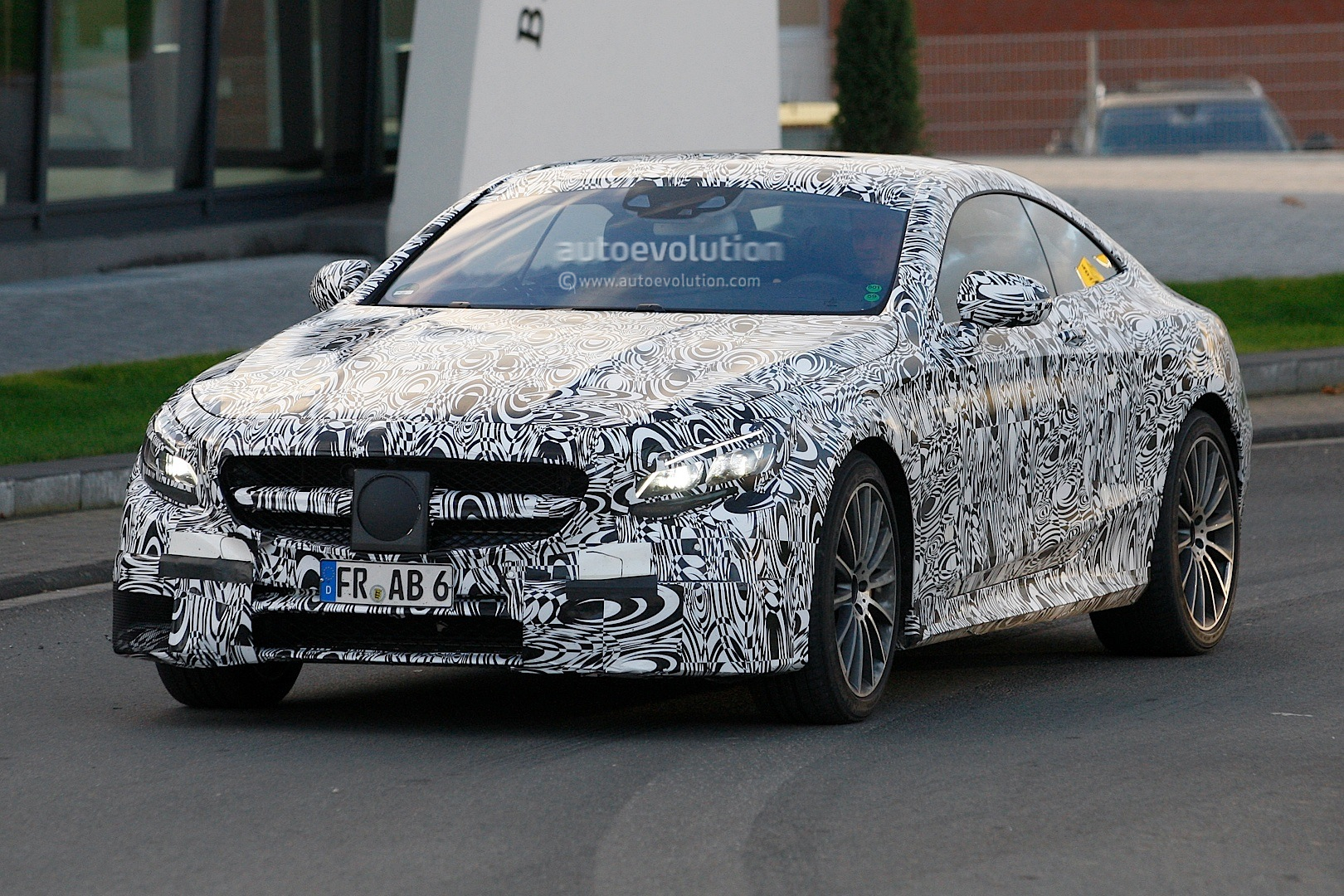 2014 - [Mercedes] Classe S Coupé & Cabriolet [C217] - Page 8 S-63-amg-coupe-spied-with-carbon-ceramic-brakes-photo-gallery-1080p-1