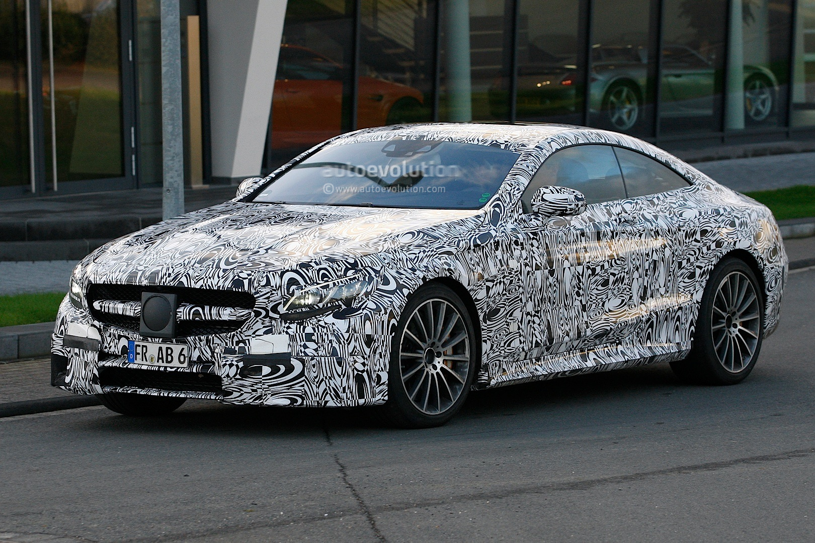 2014 - [Mercedes] Classe S Coupé & Cabriolet [C217] - Page 8 S-63-amg-coupe-spied-with-carbon-ceramic-brakes-photo-gallery-1080p-2