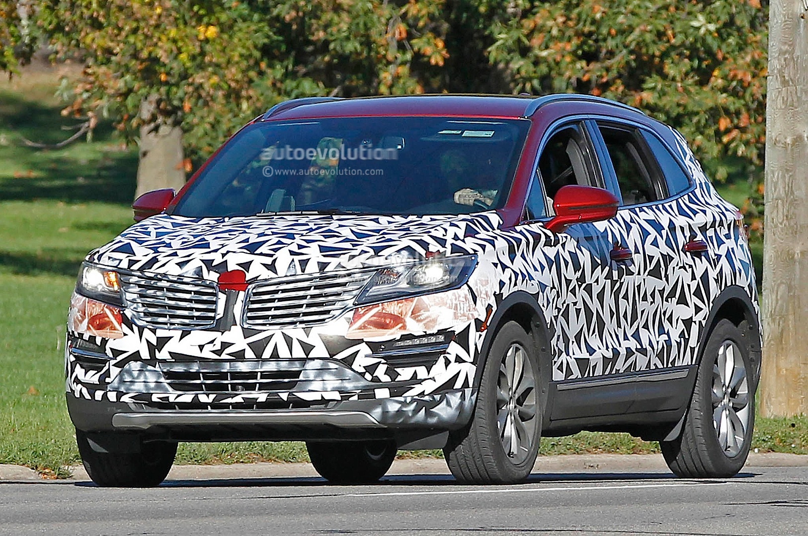2014 - [Lincoln] MKC Spyshots-2015-lincoln-mkc-spotted-testing-with-minimal-camo-1080p-1