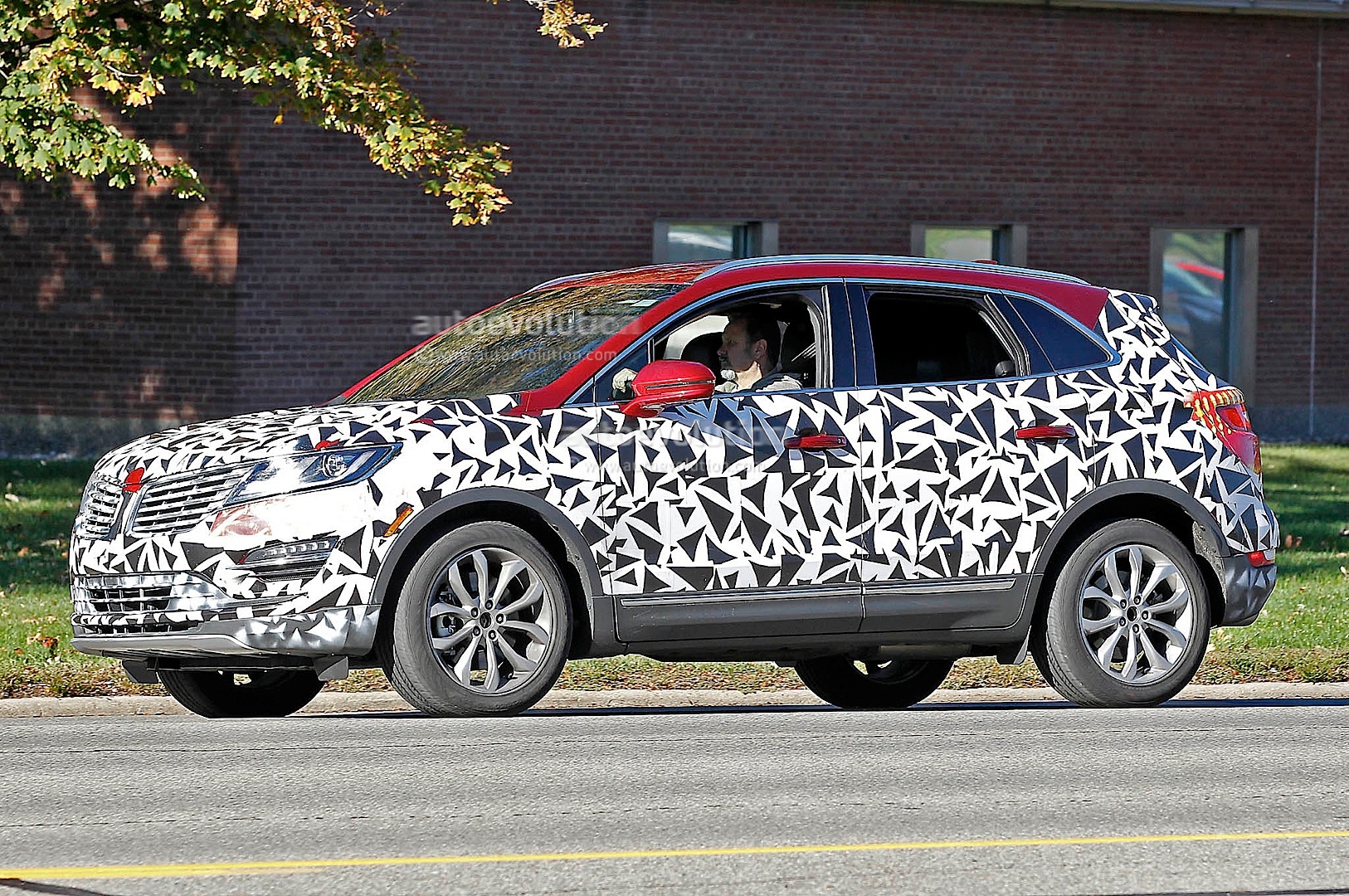 2014 - [Lincoln] MKC Spyshots-2015-lincoln-mkc-spotted-testing-with-minimal-camo-1080p-3