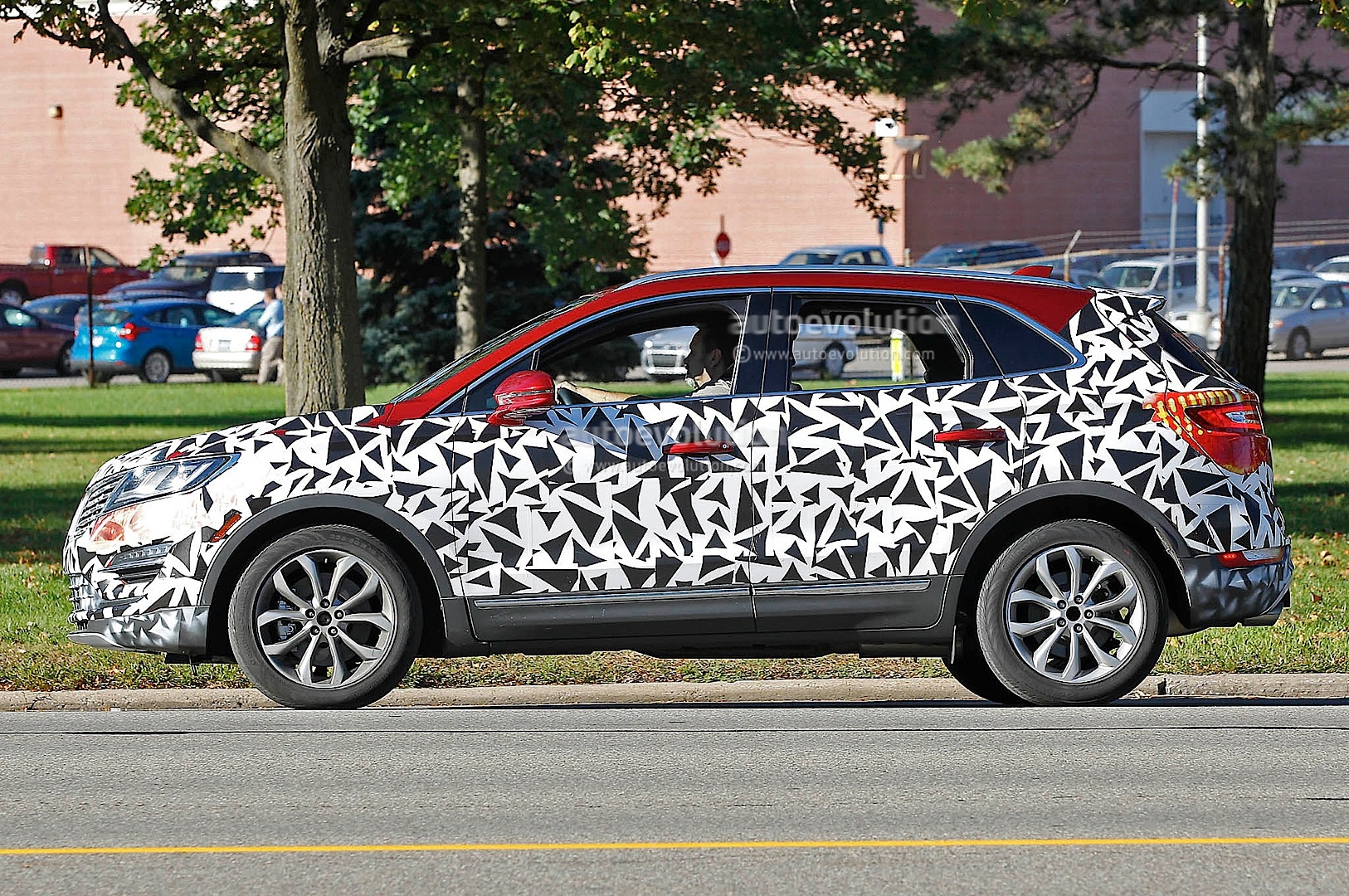 2014 - [Lincoln] MKC Spyshots-2015-lincoln-mkc-spotted-testing-with-minimal-camo-1080p-4