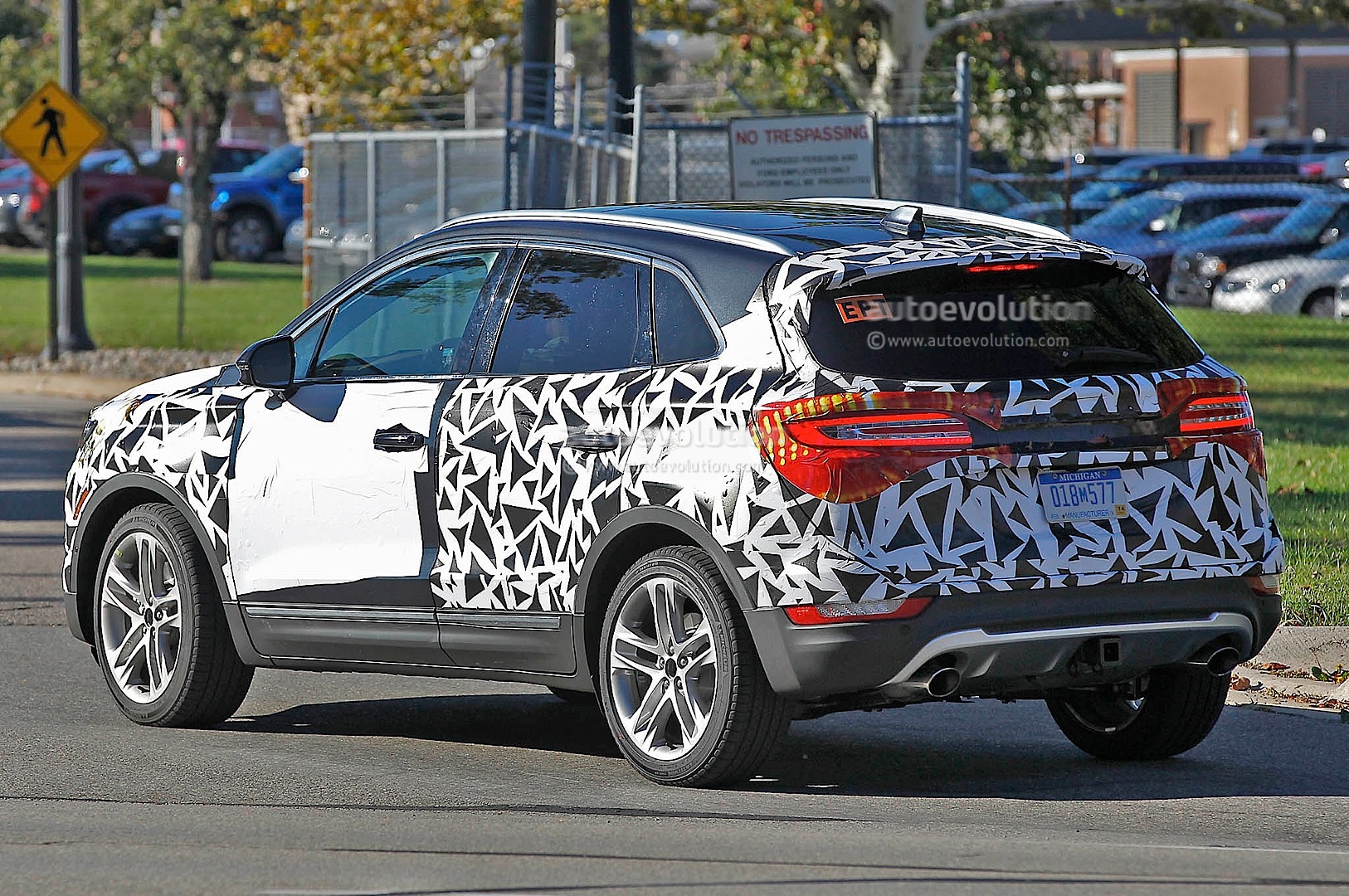2014 - [Lincoln] MKC Spyshots-2015-lincoln-mkc-spotted-testing-with-minimal-camo-1080p-5