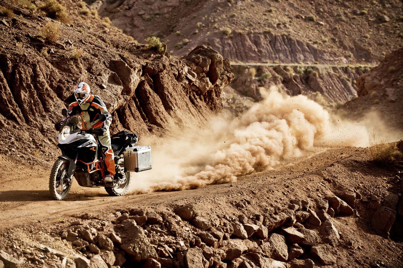 2013-ktm-1190-adventure-bikes-look-awesome-in-official-pictures-photo-gallery_31.jpg