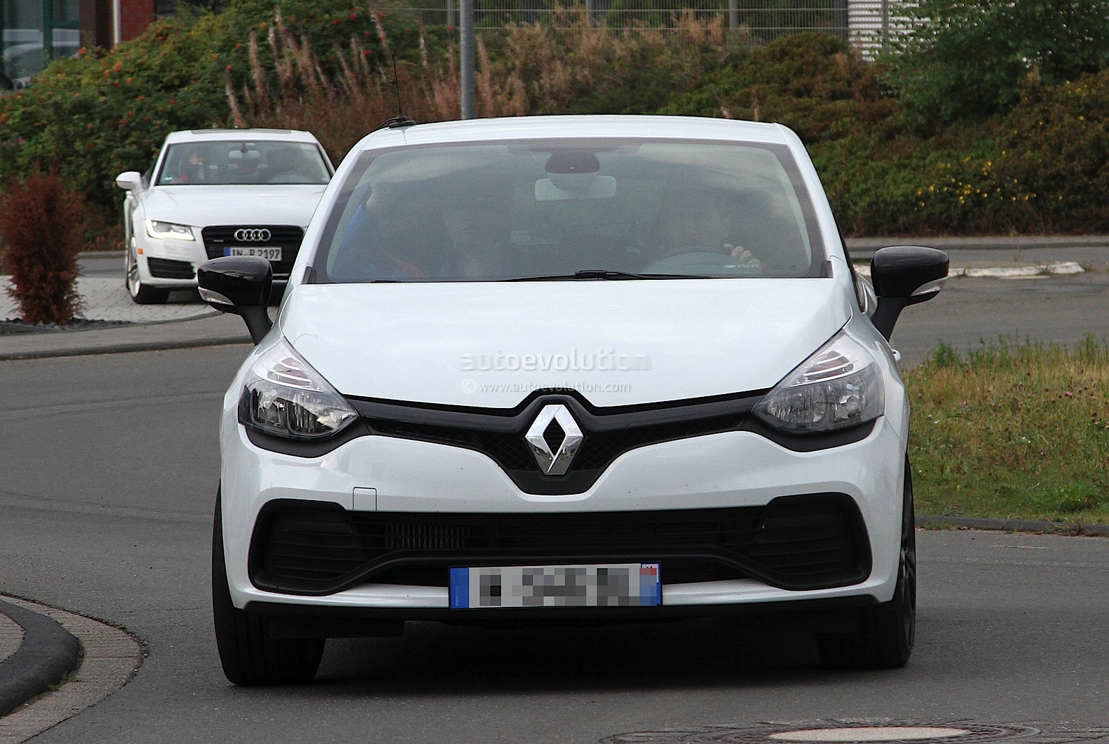 http://s1.cdn.autoevolution.com/images/news/gallery/2013-renault-clio-iv-rs-210-spotted-undisguised-in-white_1.jpg