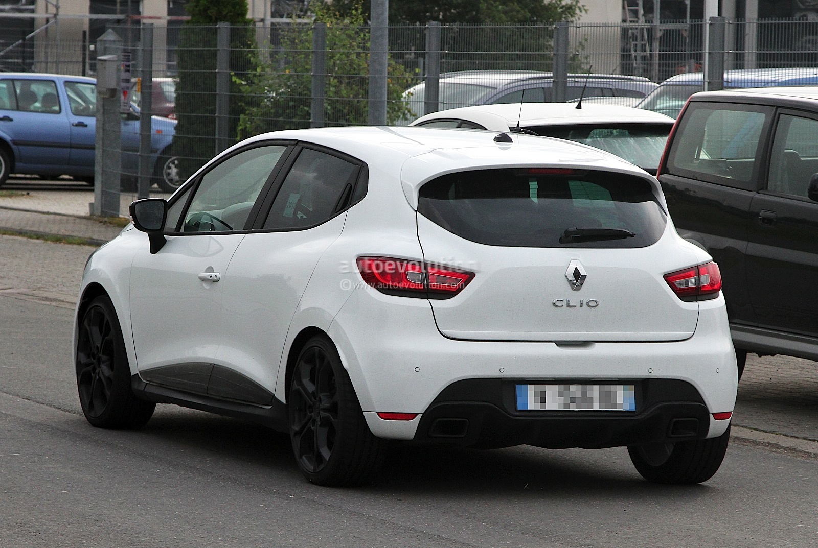 http://s1.cdn.autoevolution.com/images/news/gallery/2013-renault-clio-iv-rs-210-spotted-undisguised-in-white_6.jpg