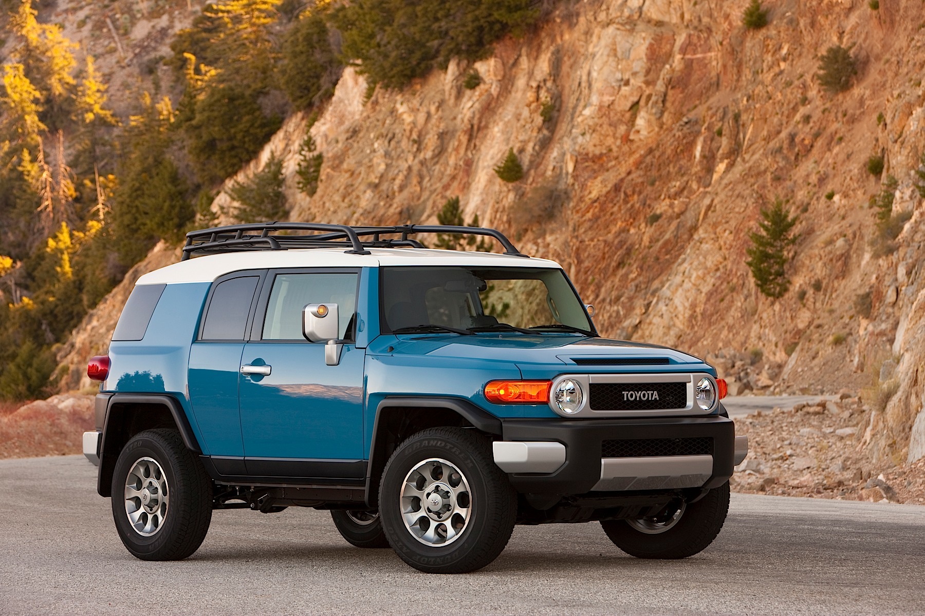 2014-toyota-fj-cruiser-continues-the-tradition_1.jpg