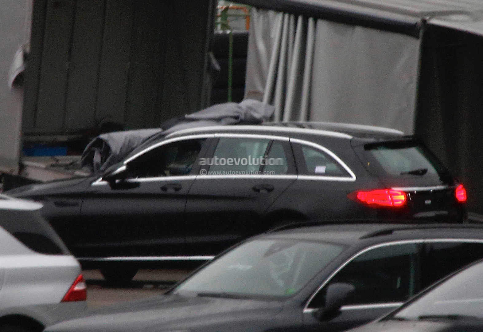 (S205): Vídeos, flagras e fotos  2015-c-class-wagon-s205-spied-completely-undisguised-photo-gallery_1