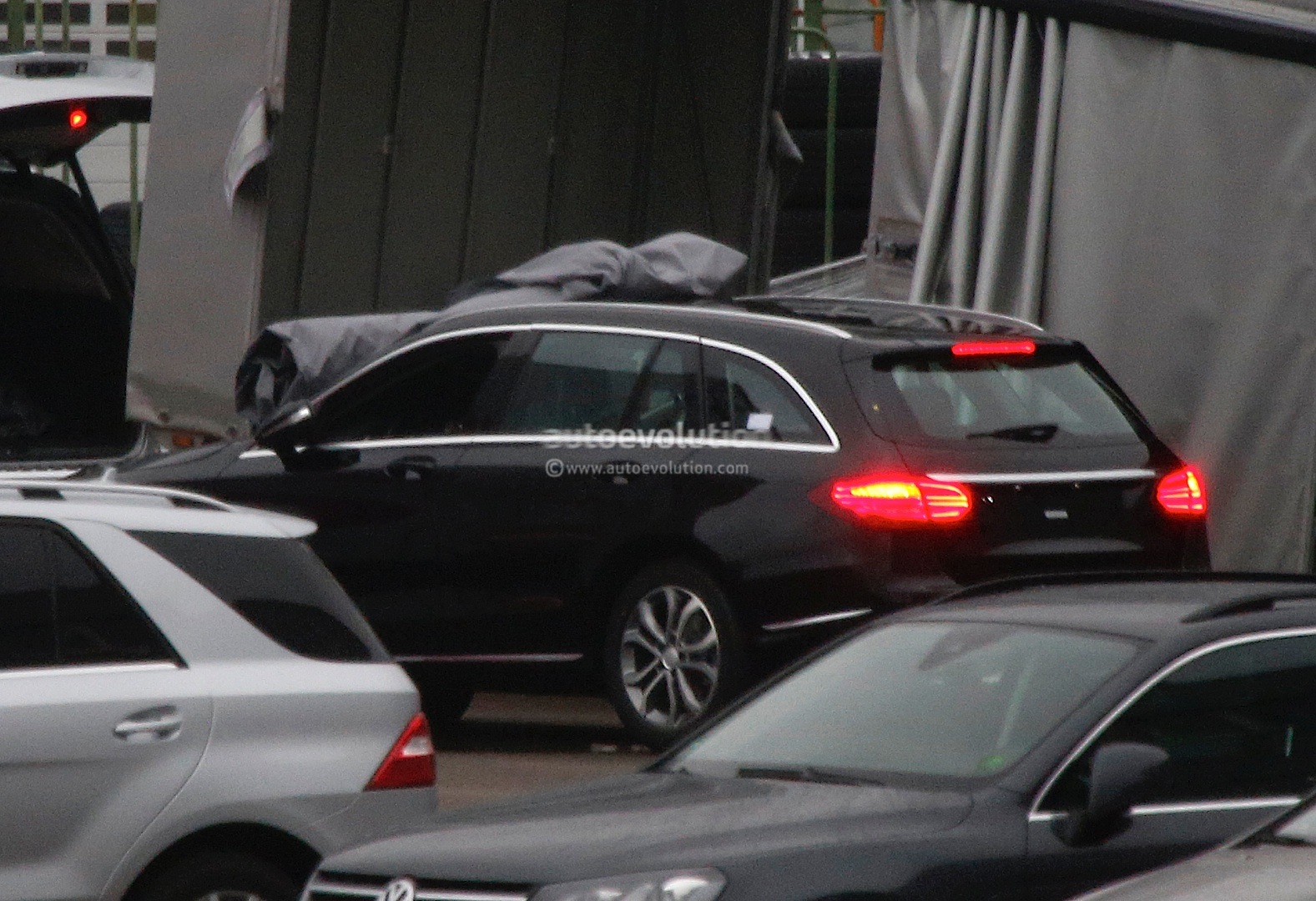 (S205): Vídeos, flagras e fotos  2015-c-class-wagon-s205-spied-completely-undisguised-photo-gallery_2