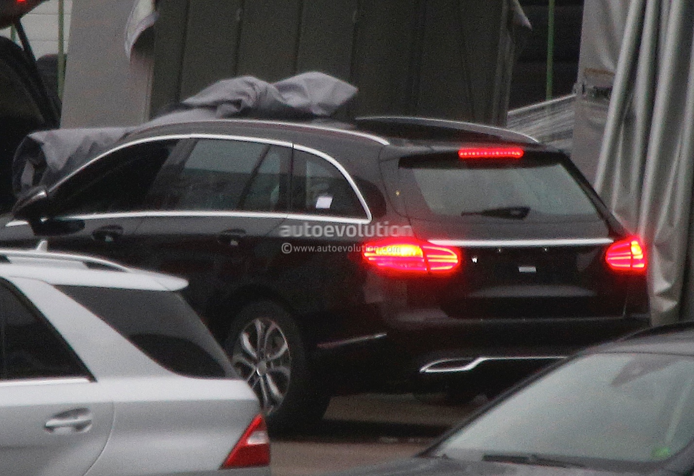 (S205): Vídeos, flagras e fotos  2015-c-class-wagon-s205-spied-completely-undisguised-photo-gallery_3
