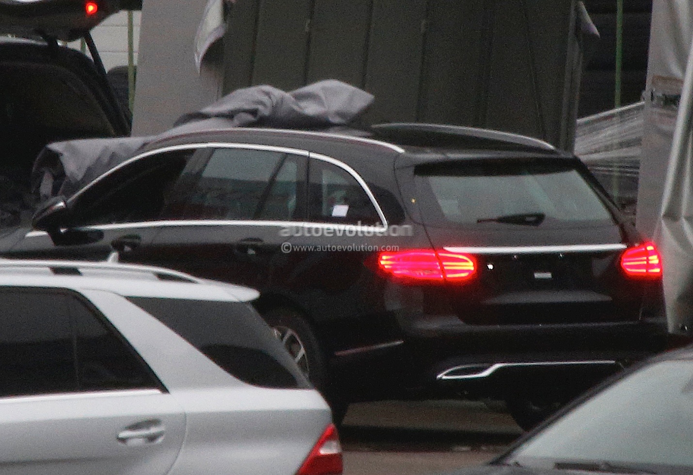(S205): Vídeos, flagras e fotos  2015-c-class-wagon-s205-spied-completely-undisguised-photo-gallery_4