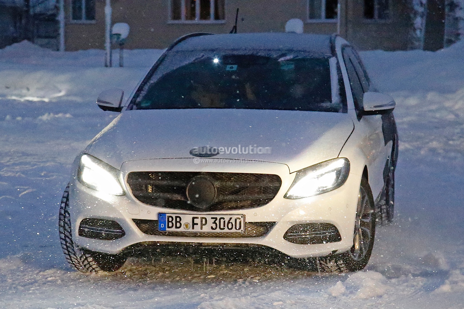(S205): Vídeos, flagras e fotos  2015-c-class-wagon-s206-spied-in-lapland-photo-gallery_1