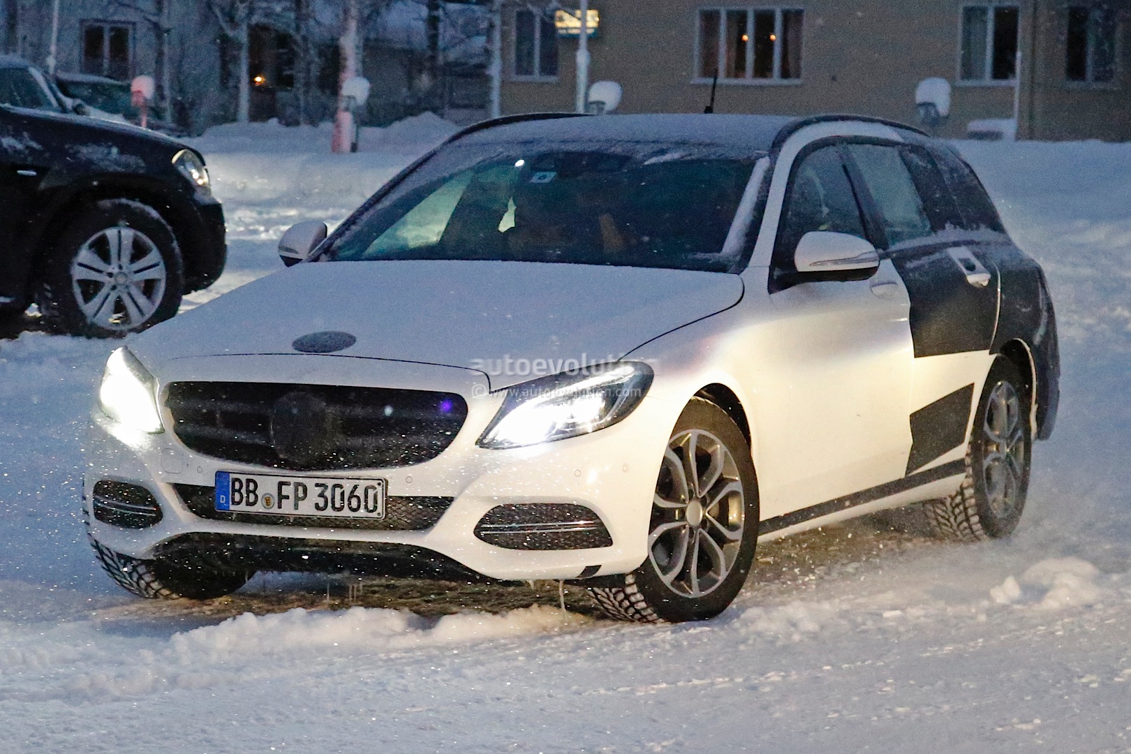 (S205): Vídeos, flagras e fotos  2015-c-class-wagon-s206-spied-in-lapland-photo-gallery_2