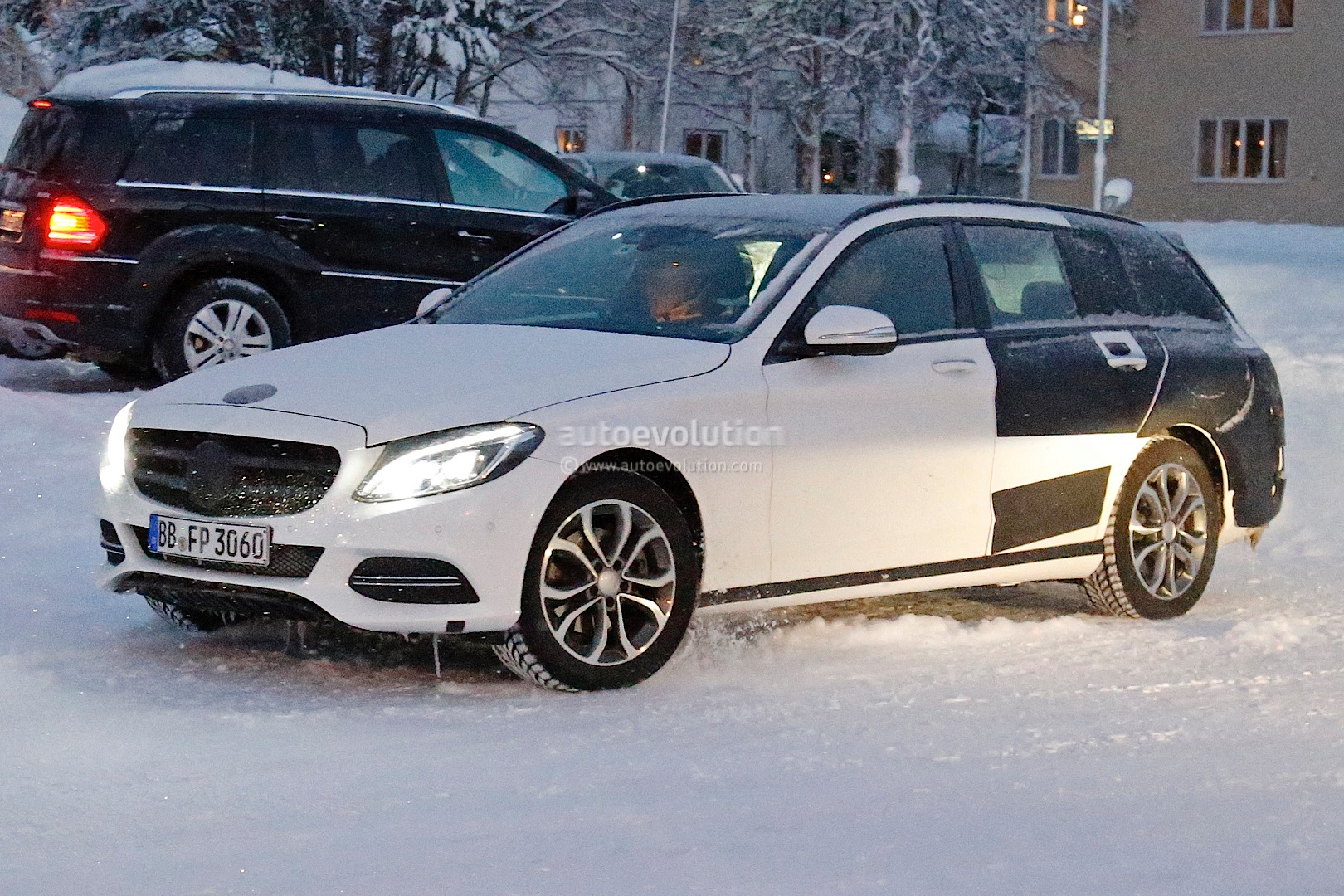 (S205): Vídeos, flagras e fotos  2015-c-class-wagon-s206-spied-in-lapland-photo-gallery_3
