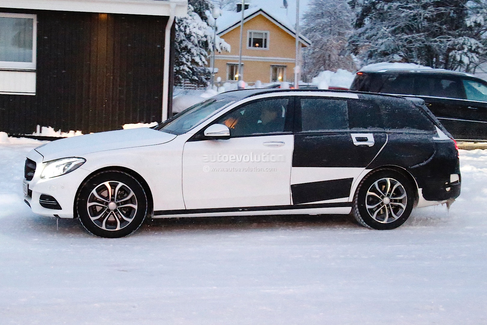 (S205): Vídeos, flagras e fotos  2015-c-class-wagon-s206-spied-in-lapland-photo-gallery_4