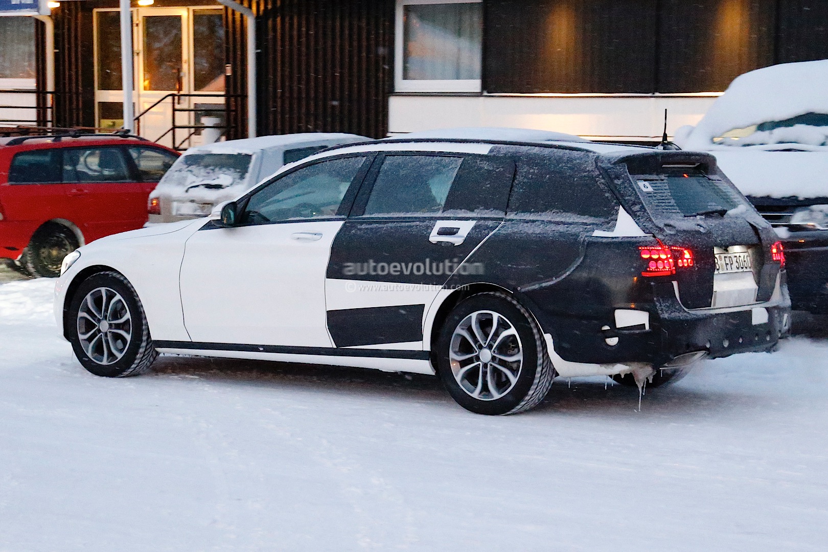 (S205): Vídeos, flagras e fotos  2015-c-class-wagon-s206-spied-in-lapland-photo-gallery_5