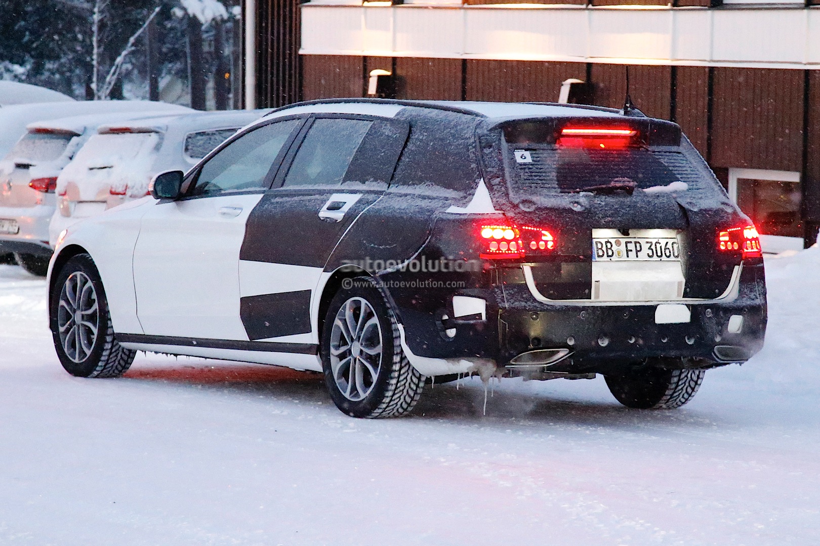 (S205): Vídeos, flagras e fotos  2015-c-class-wagon-s206-spied-in-lapland-photo-gallery_6