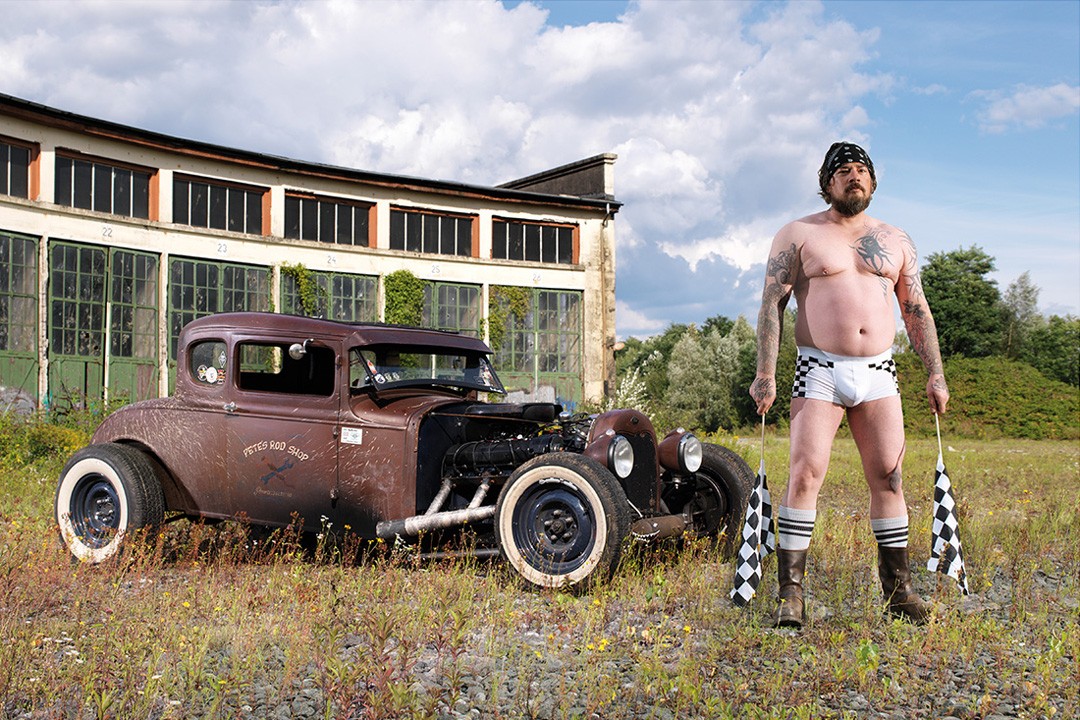 http://s1.cdn.autoevolution.com/images/news/gallery/2015-car-wash-calendar-features-weird-looking-semi-naked-german-men_8.jpg