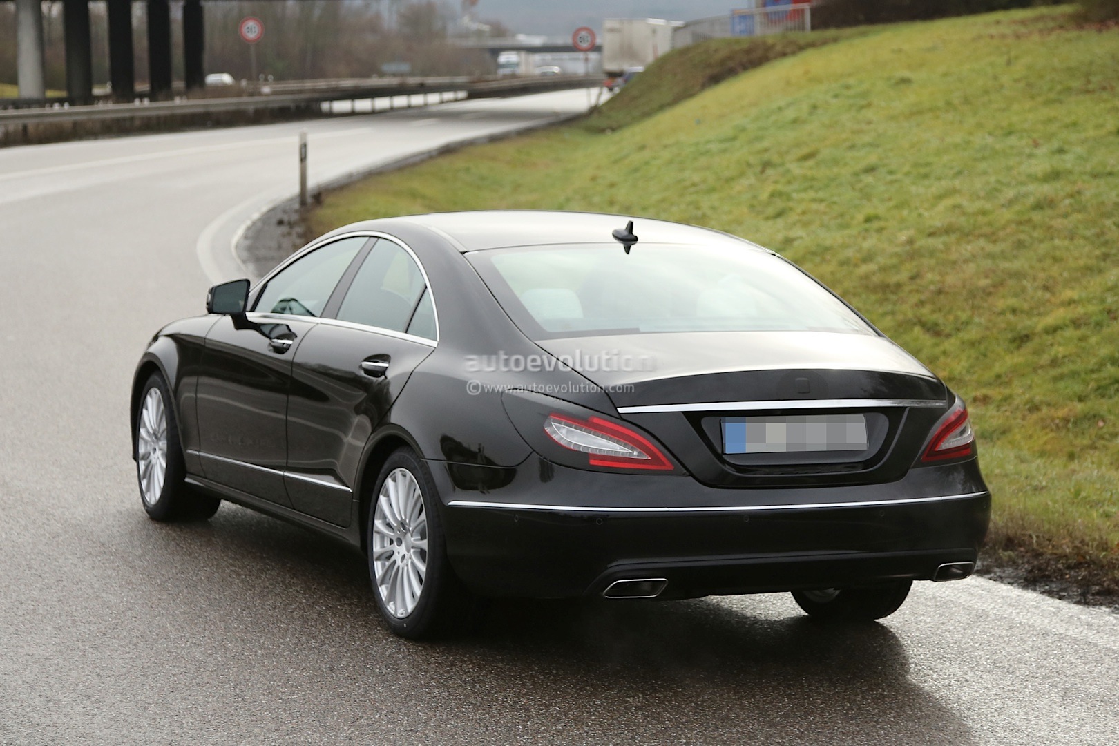 (C218): Imagens oficiais da nova CLS 2013/2014 2015-cls-c218-facelift-spied-with-minimal-camouflage-photo-gallery_7