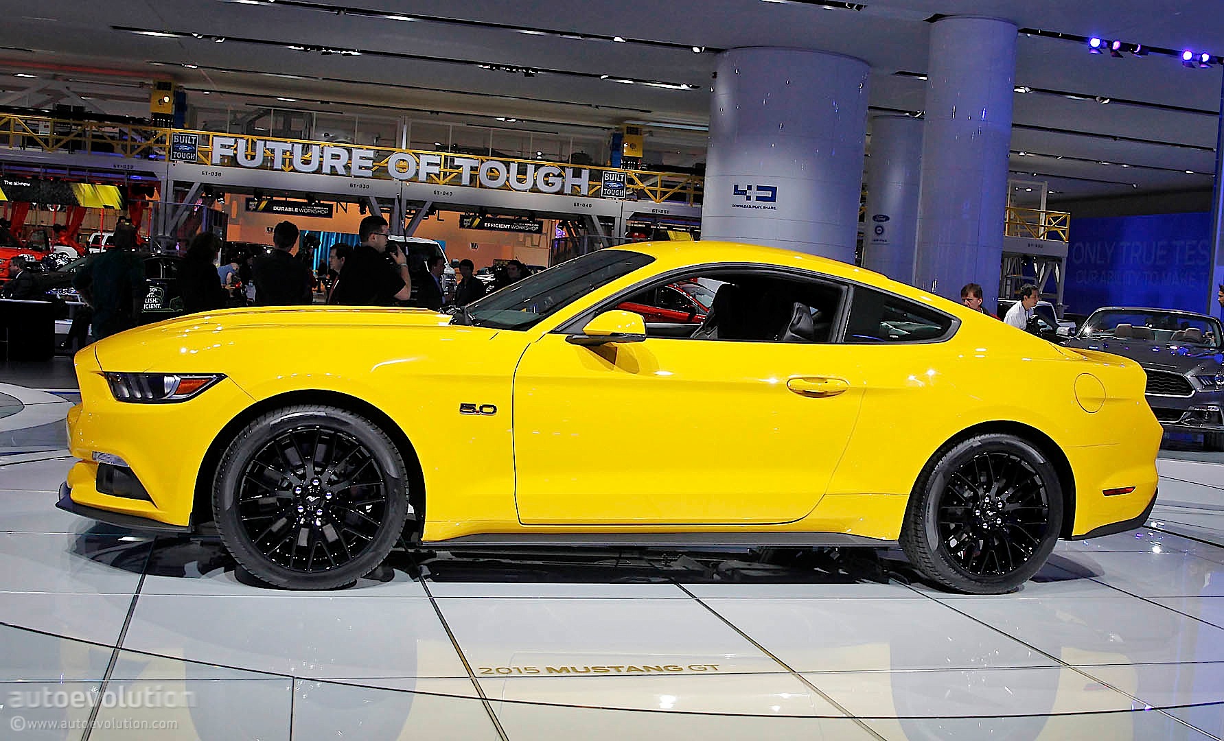 2015-ford-mustang-gt-gets-triple-yellow-suit-on-joins-detroit-floor-live-photos_9.jpg