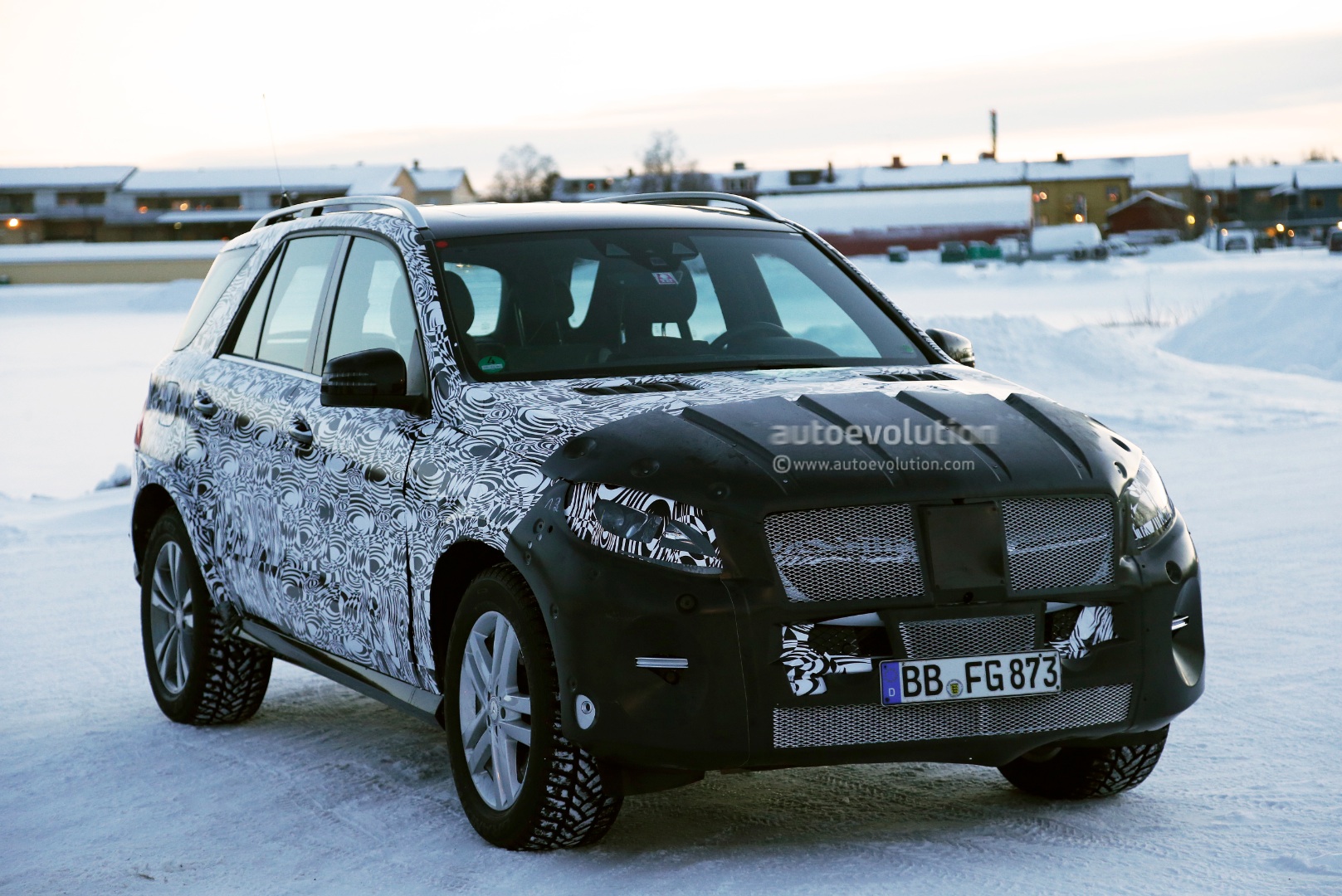 2015 Mercedes-Benz M-Class Facelift Spied in Lapland - autoevolution