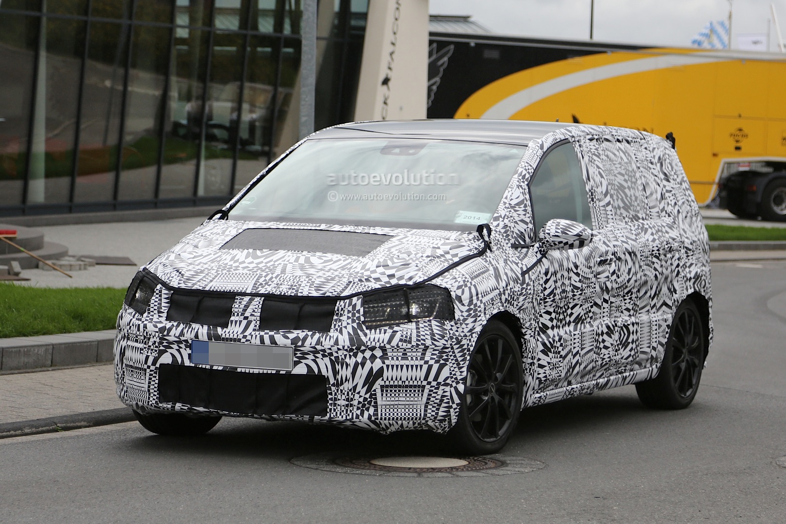 2015-volkswagen-touran-spied-with-led-he