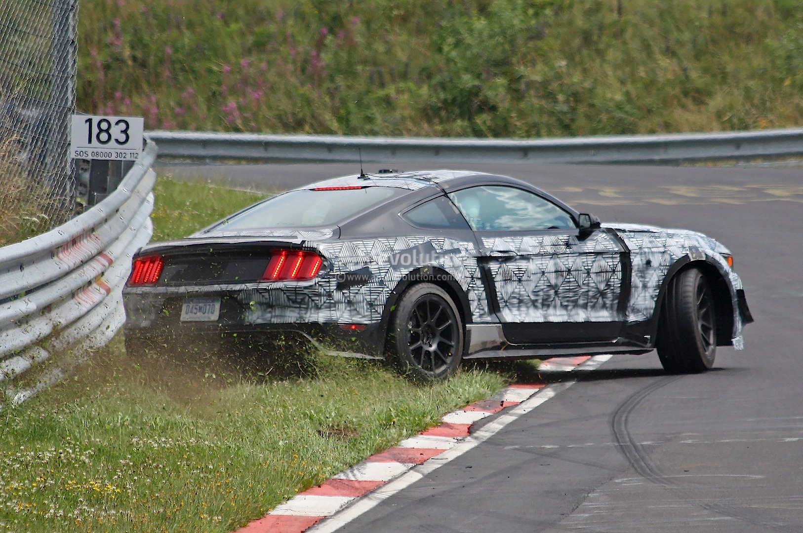 2016-ford-mustang-shelby-gt350-almost-crashes-during-nurburgring-testing-spin_5.jpg
