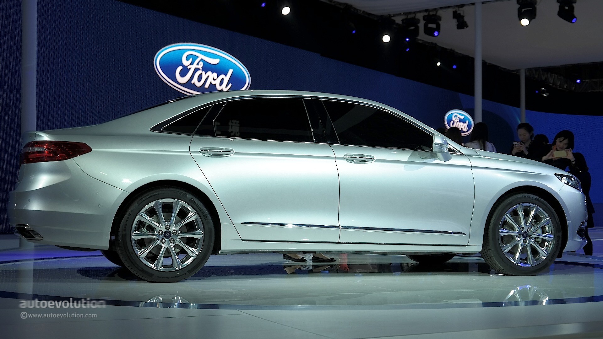 2016-ford-taurus-shows-up-in-shanghai-wi