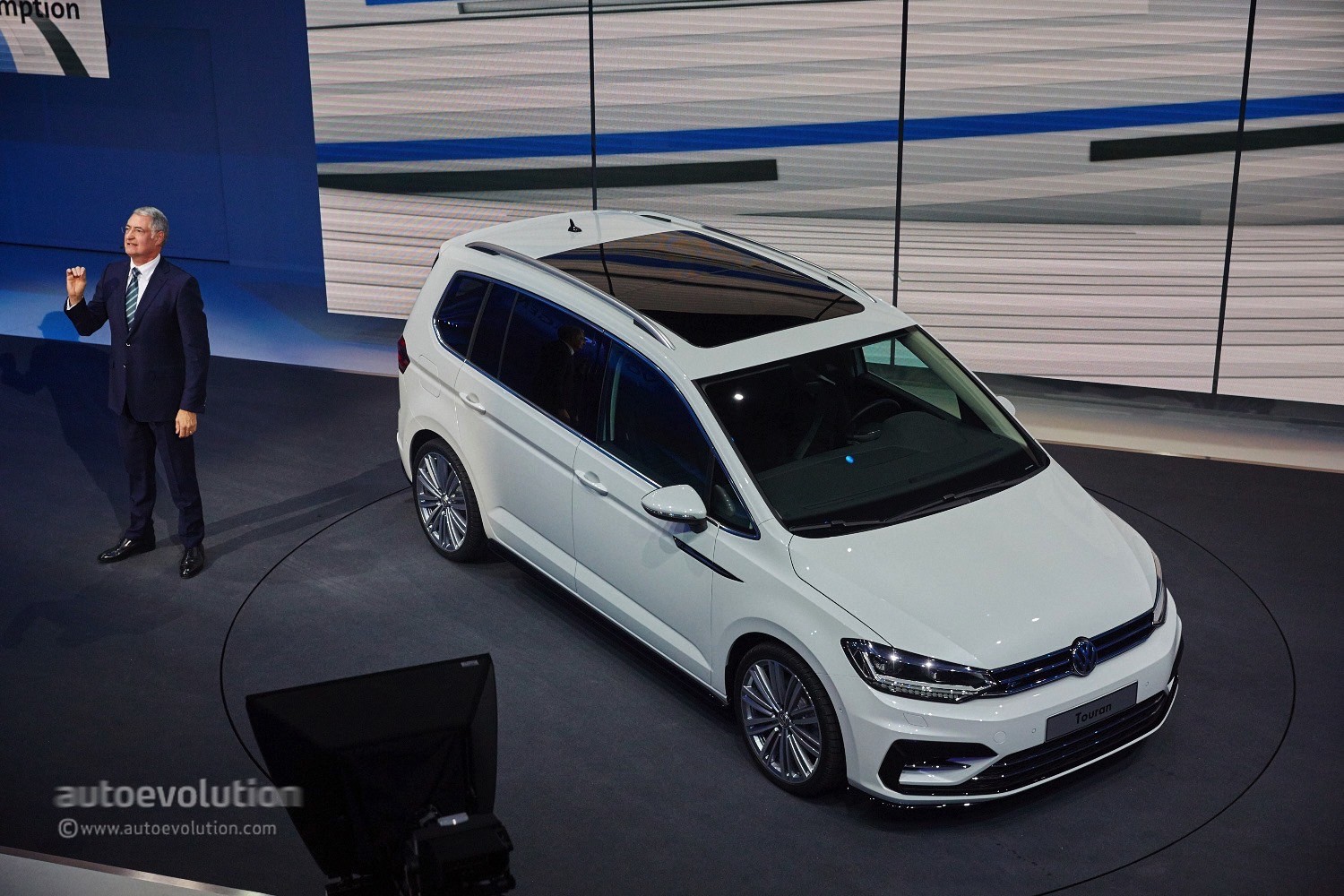 2016 Volkswagen Touran Debuts Class-Leading MPV ...