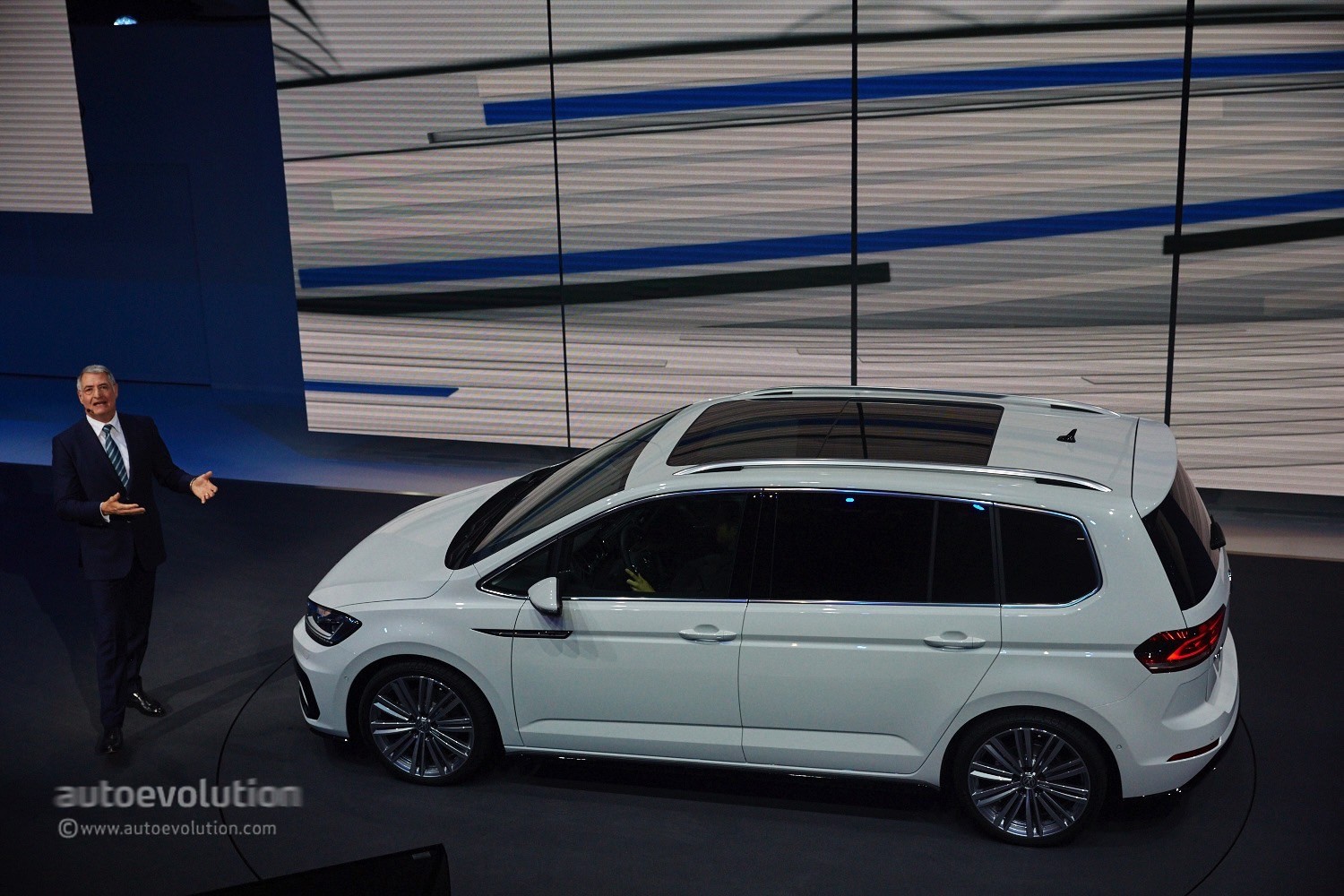 2016 Volkswagen Touran R-Line Package Launched in Germany ...