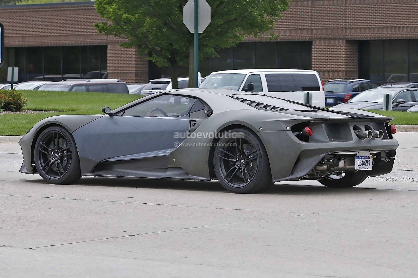 2017-ford-gt-test-mule-spied-looks-apocalyptic-sans-paint-photo-gallery_8.jpg
