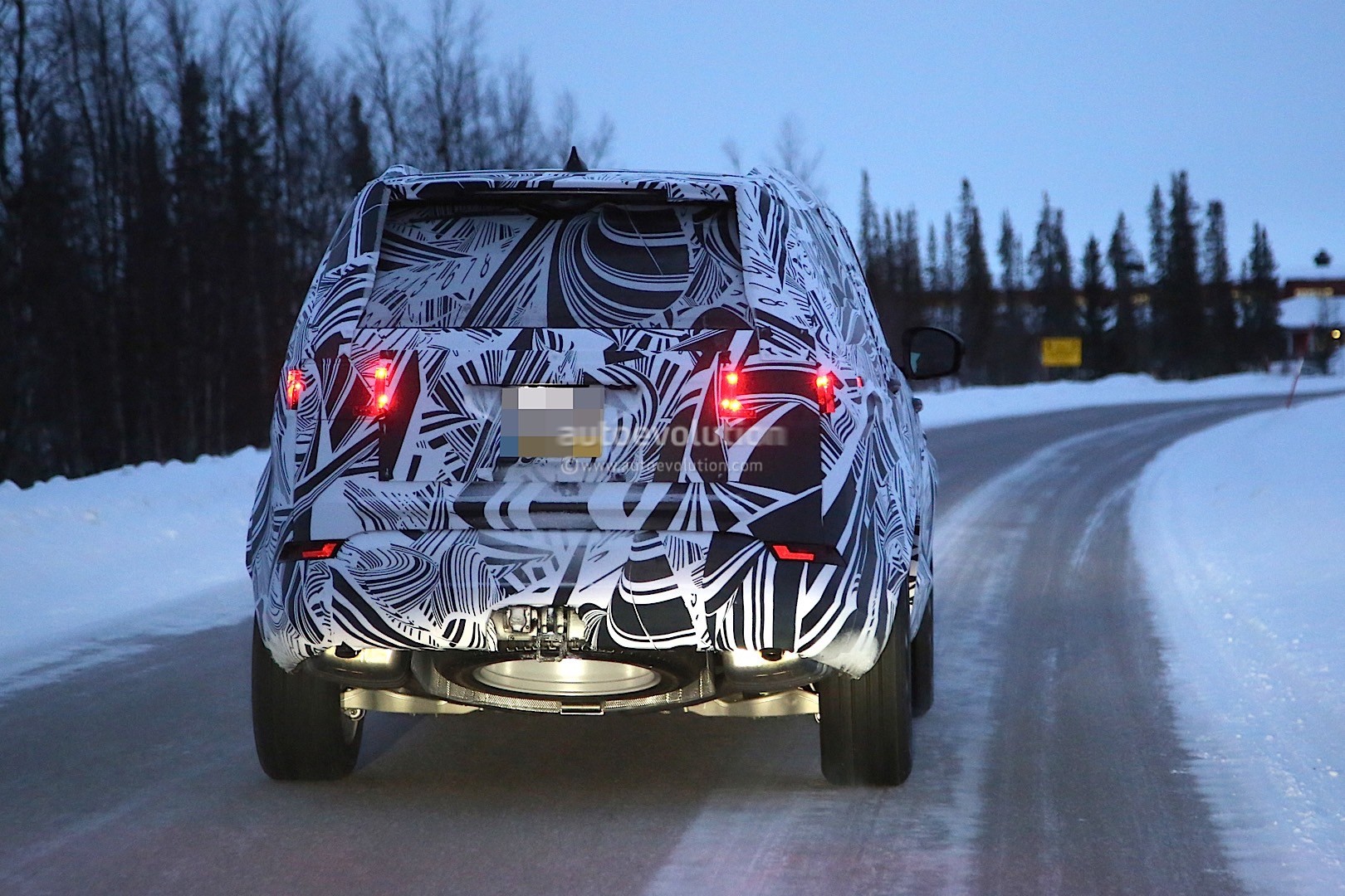 2017-land-rover-discovery-camouflages-ev