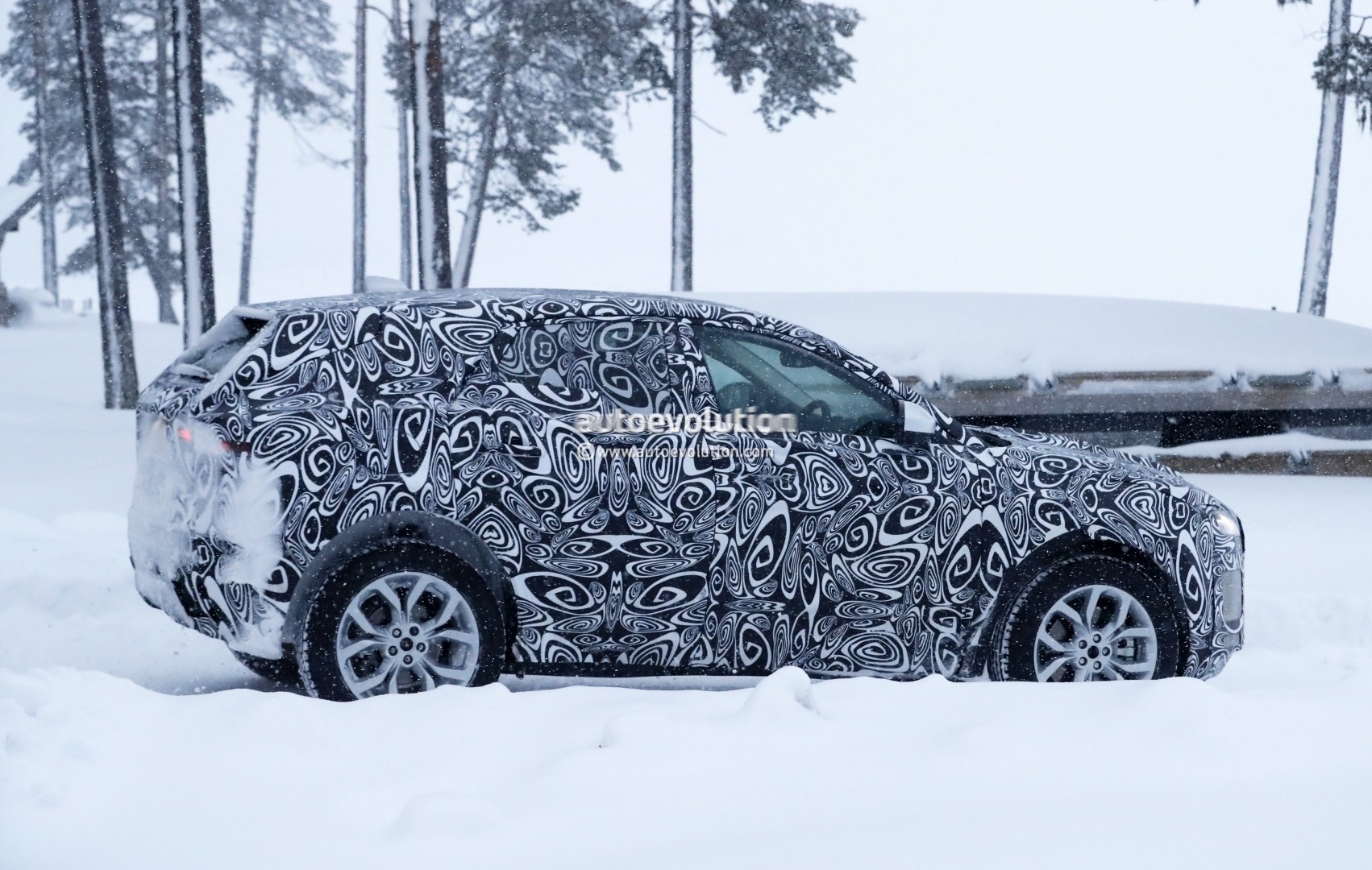 [Imagen: 2018-jaguar-e-pace-spied-in-the-snow-cou...ever_6.jpg]