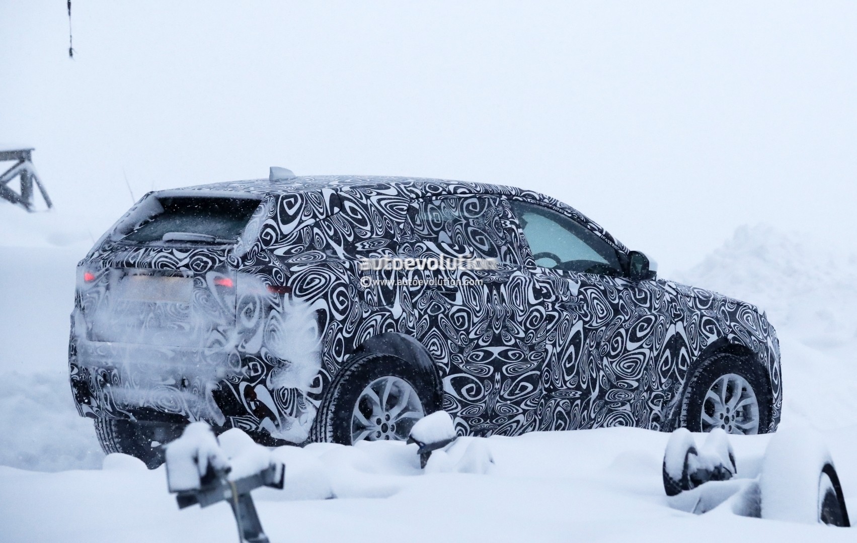 [Imagen: 2018-jaguar-e-pace-spied-in-the-snow-cou...ever_8.jpg]