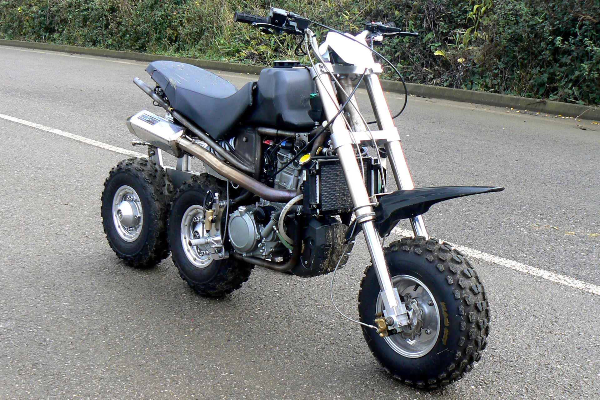 3-wheel-in-line-motorcycle-gets-closer-t