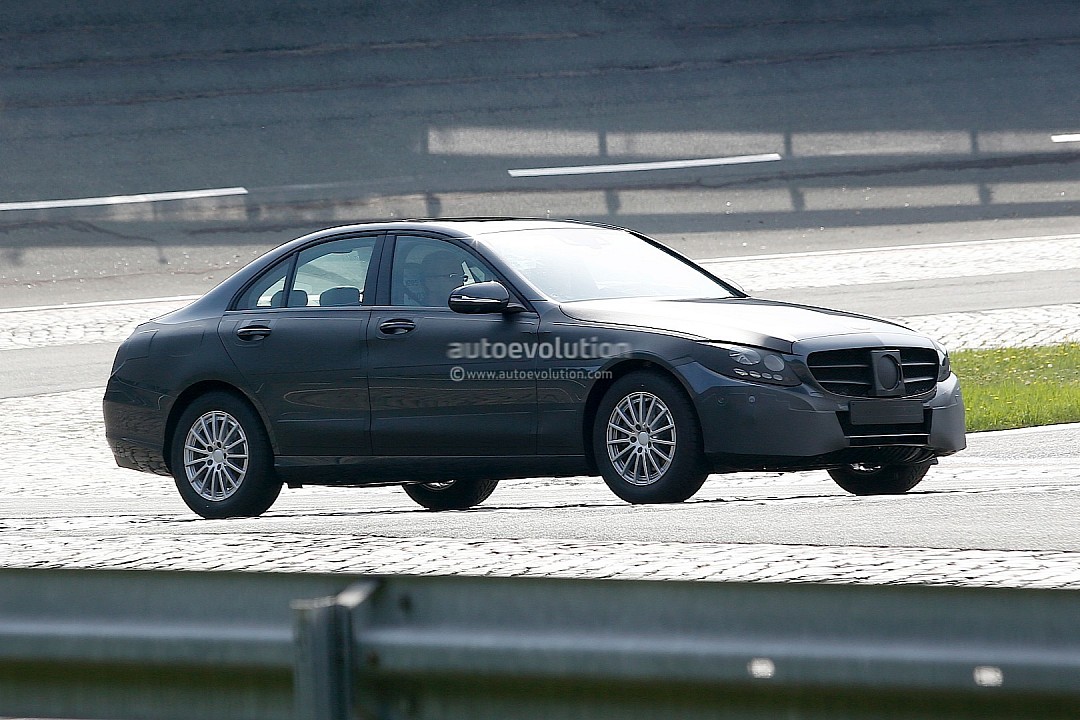 2014 - [Mercedes] Classe C [W205- S205] - Page 12 Spyshots-w205-mercedes-c-class-testing-under-less-camo-720p-2