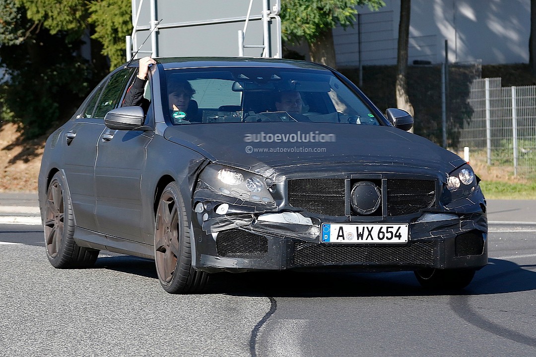 2014 - [Mercedes] Classe C [W205- S205] - Page 13 W205-c63-amg-gets-spotted-while-being-tested-photo-gallery-720p-1