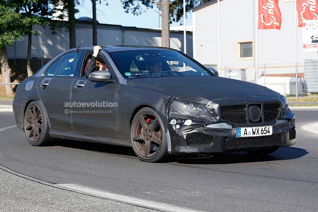 2014 - [Mercedes] Classe C [W205- S205] - Page 13 W205-c63-amg-gets-spotted-while-being-tested-photo-gallery-720p-2