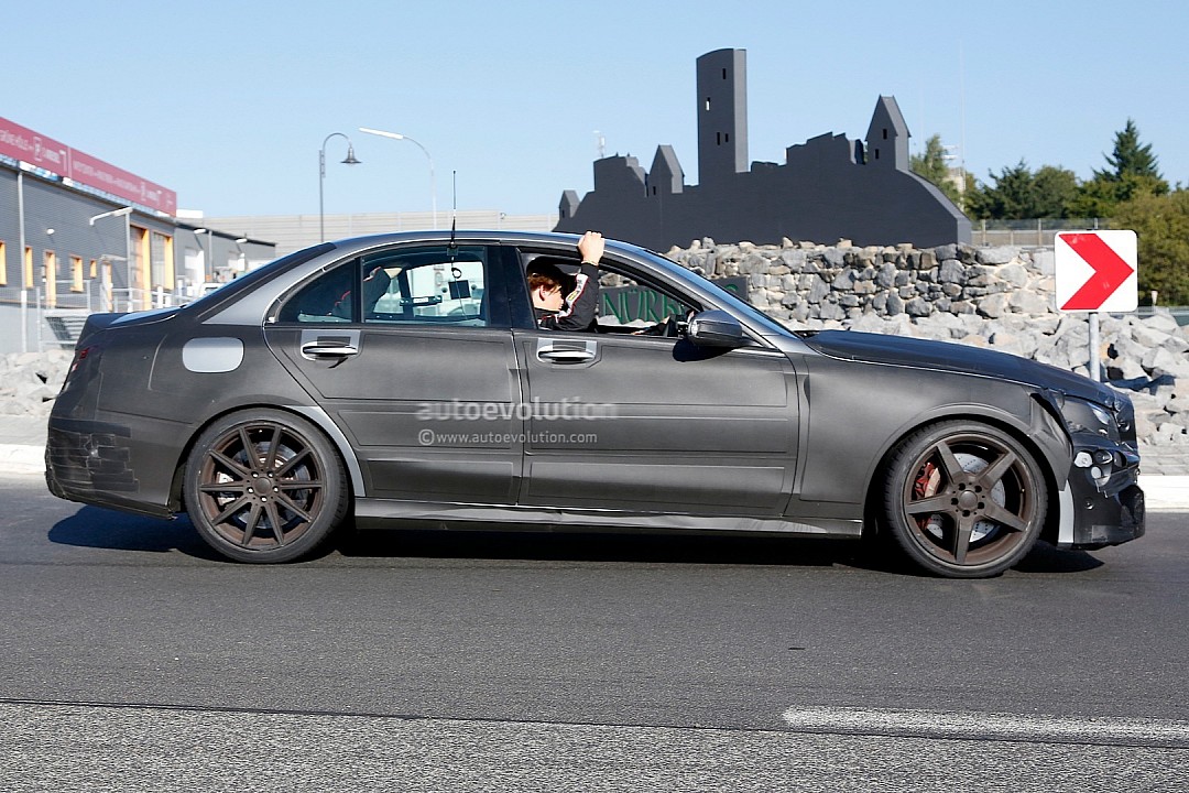 2014 - [Mercedes] Classe C [W205- S205] - Page 13 W205-c63-amg-gets-spotted-while-being-tested-photo-gallery-720p-3