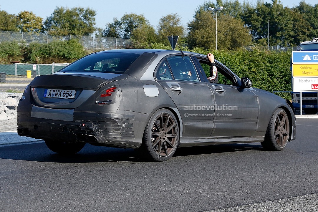2014 - [Mercedes] Classe C [W205- S205] - Page 13 W205-c63-amg-gets-spotted-while-being-tested-photo-gallery-720p-4