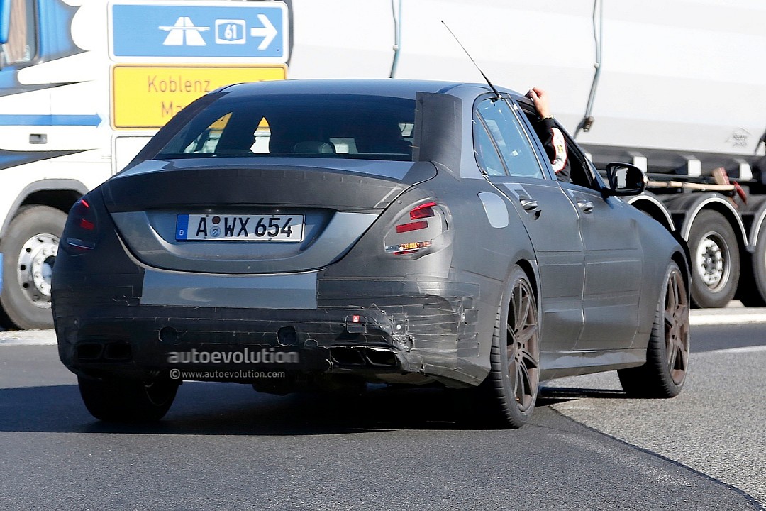 2014 - [Mercedes] Classe C [W205- S205] - Page 13 W205-c63-amg-gets-spotted-while-being-tested-photo-gallery-720p-5