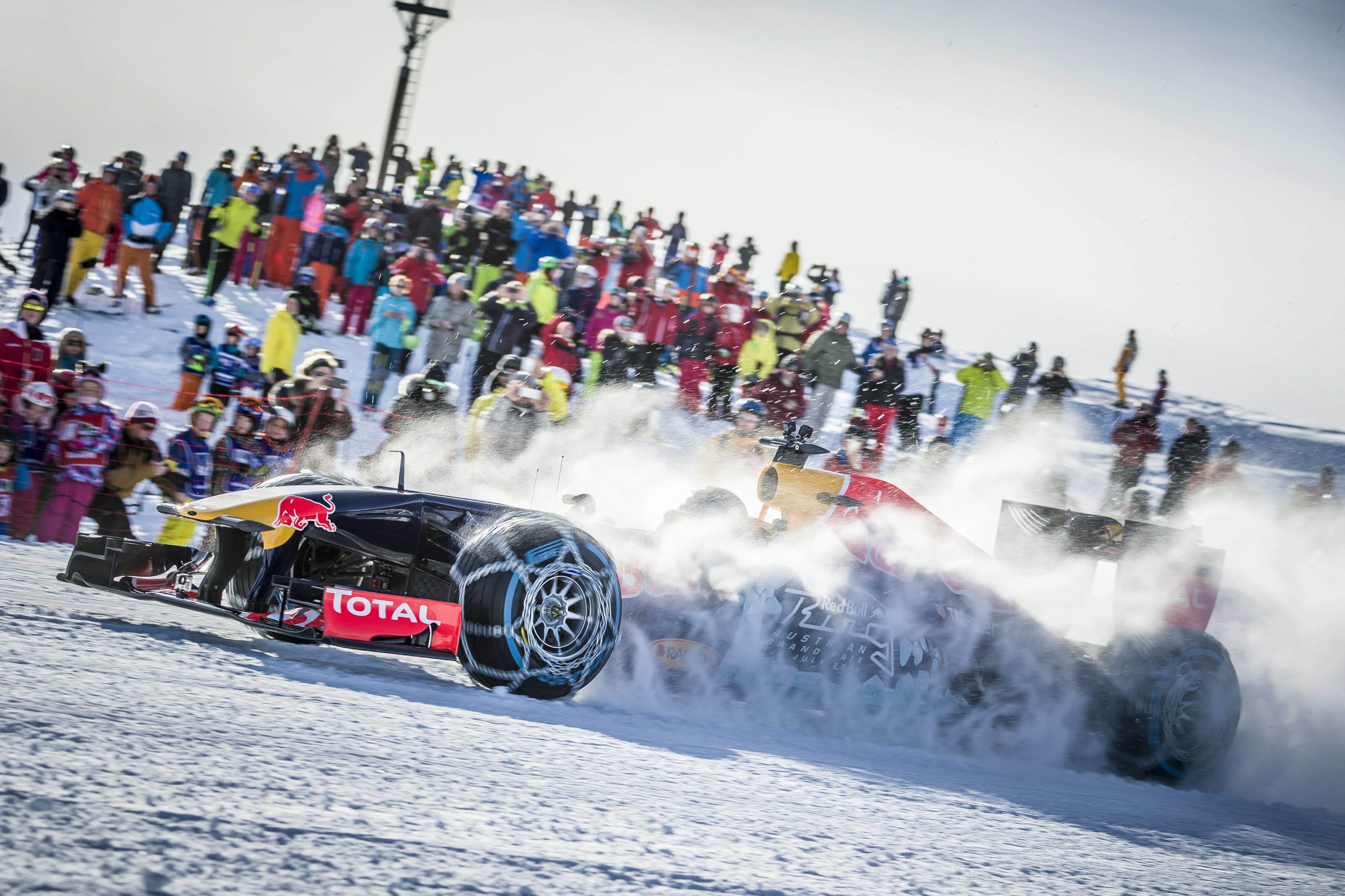 Video Mobil Formula 1 Beraksi Di Atas Salju