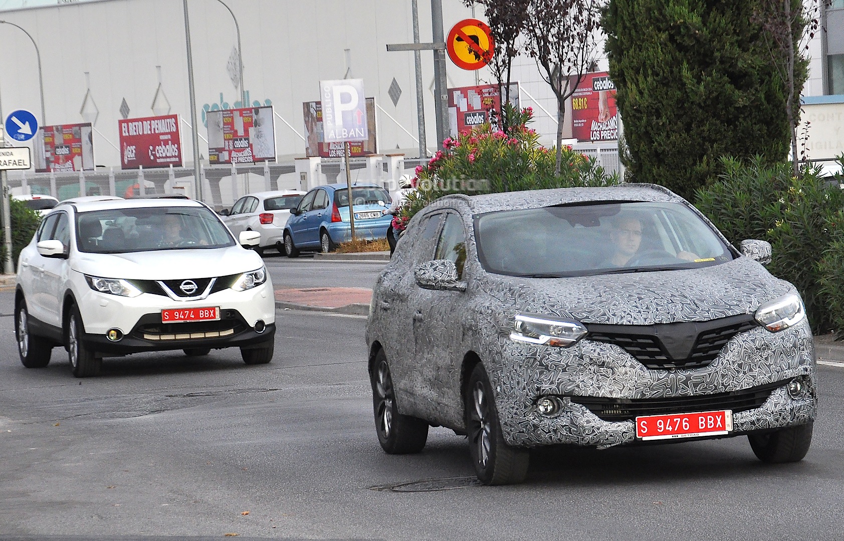 all-new-2016-renault-koleos-spied-with-production-body-for-the-first-time_2.jpg