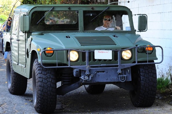 arnold-schwarzenegger-drives-his-green-hummer-h1-to-lunch-it-s-big-and-eco_5.jpg