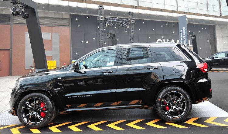 chrysler-launches-jeep-grand-cherokee-srt8-black-edition-in-china_1.jpg
