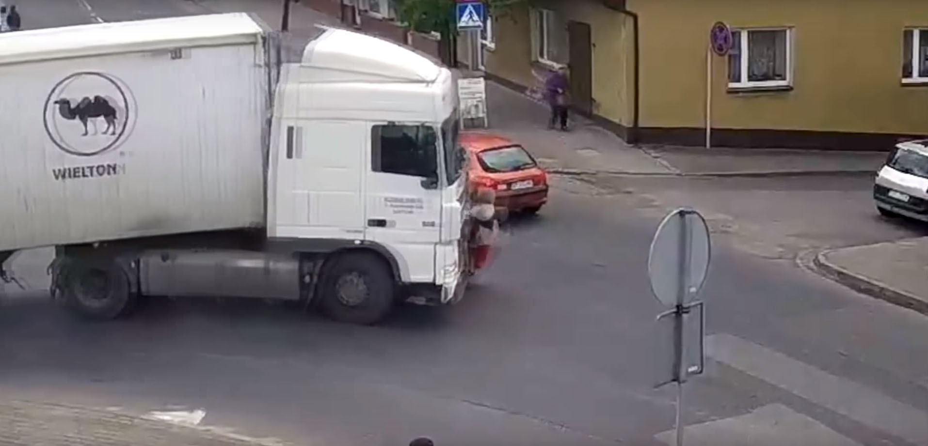Police Found Truck Driver And Passengers Naked Autoevolution 26880 Hot Sex Picture