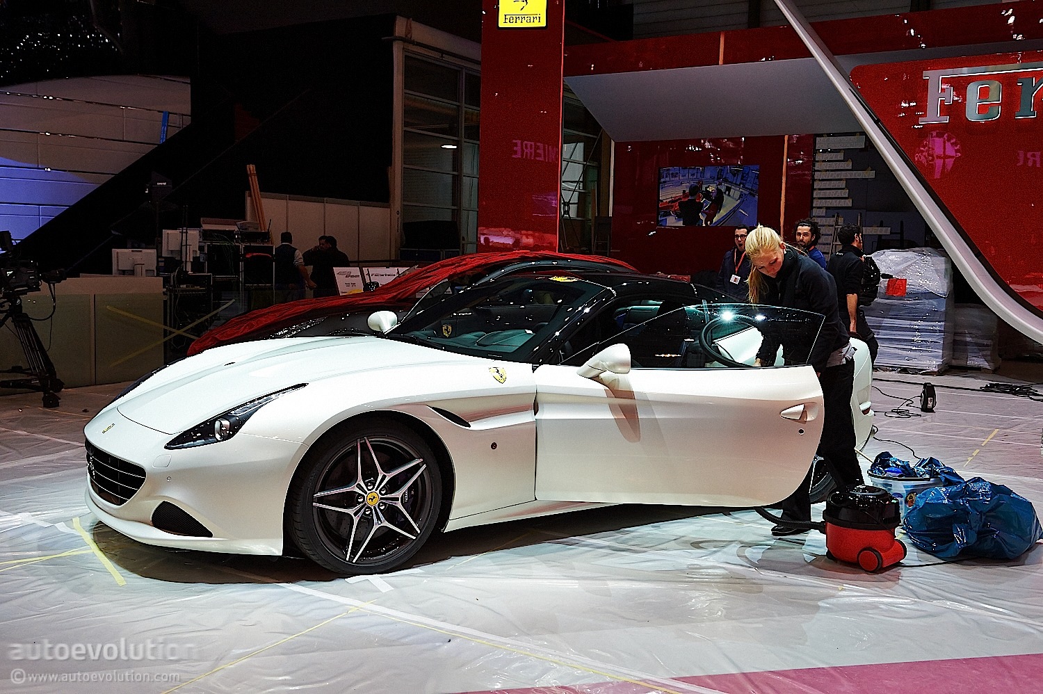 2014 - [Suisse] Salon de Genève  - Page 2 Ferrari-california-t-brings-its-turbos-to-geneva-live-photos_2